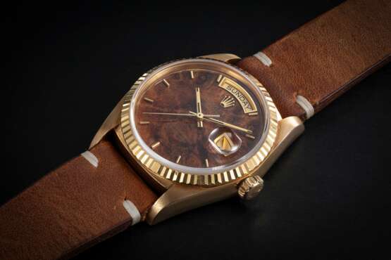 ROLEX, DAY-DATE REF. 18038, A GOLD AUTOMATIC WRISTWATCH WITH WOOD DIAL - фото 1