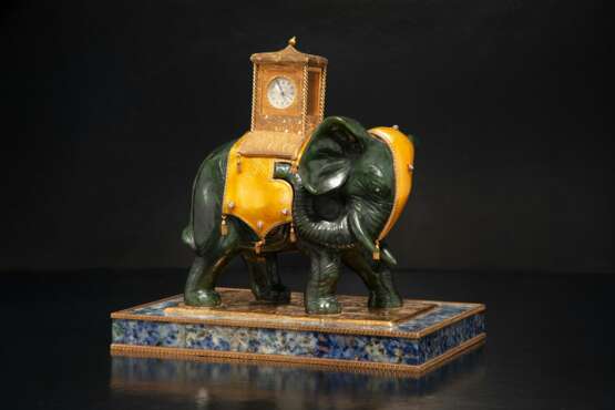 MONIL. A VERY FINE AND ATTRACTIVE 18K GOLD, NEPHRITE, ENAMEL AND DIAMOND-SET CARVED ELEPHANT-FORM ALARM CLOCK - фото 1