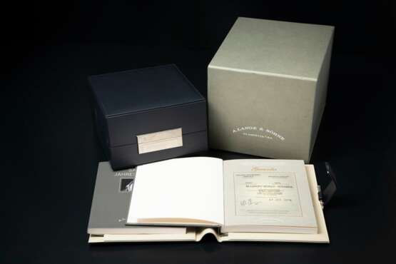 A. LANGE & SÖHNE, SAXONIA ANNUAL CALENDAR REF. 330.026, A WHITE GOLD ANNUAL CALENDAR WRISTWATCH - Foto 3