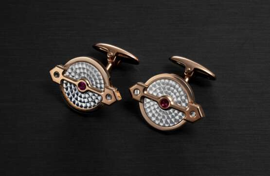 GIRARD-PERREGAUX, A FINE PAIR OF 18K GOLD GOLDEN BRIDGE CUFFLINKS - Foto 1