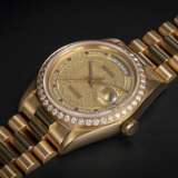 ROLEX, OYSTER PERPETUAL DAY-DATE REF. 18048, A RARE GOLD AND DIAMOND-SET AUTOMATIC WRISTWATCH - Foto 1