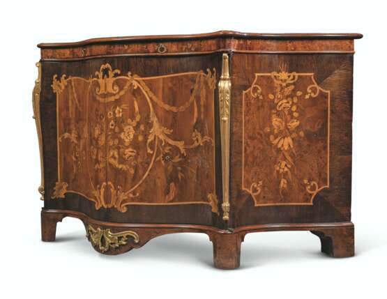 A GEORGE III ORMOLU-MOUNTED AND PARCEL-GILT INDIAN ROSEWOOD, YEWWOOD AND MARQUETRY SERPENTINE COMMODE - фото 1