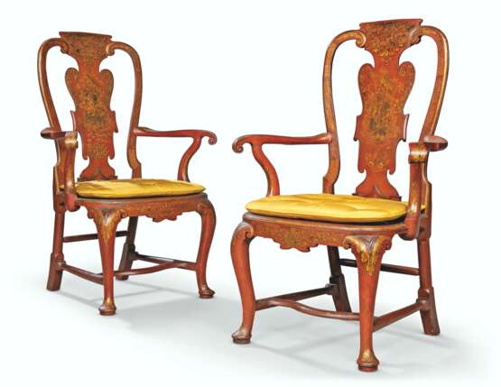 A PAIR OF GEORGE II RED AND GILT-JAPANNED OPEN ARMCHAIRS - Foto 1
