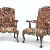 A PAIR OF LATE GEORGE II MAHOGANY ARMCHAIRS - Foto 1