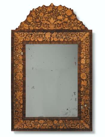 A WILLIAM & MARY WALNUT AND FRUITWOOD MARQUETRY WALL MIRROR - Foto 1