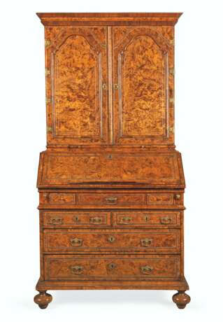 A NORTH EUROPEAN GILT-BRASS MOUNTED PEWTER-INLAID STAINED FIELD MAPLE AND WALNUT-BANDED BUREAU-CABINET - Foto 1