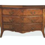 A GEORGE III LACQUERED-BRASS-MOUNTED SABICU AND INDIAN-ROSEWOOD BANDED COMMODE - фото 1
