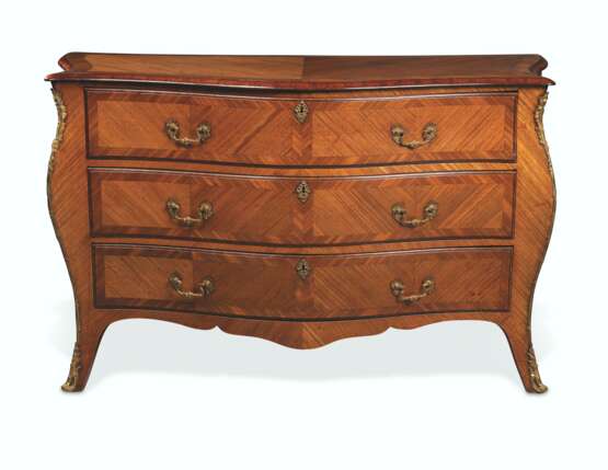 A GEORGE III LACQUERED-BRASS-MOUNTED SABICU AND INDIAN-ROSEWOOD BANDED COMMODE - photo 1