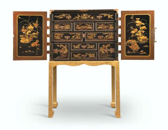 A JAPANESE COPPER-MOUNTED BLACK AND GILT-LACQUER CABINET - photo 1