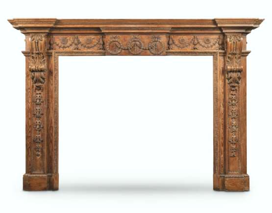 AN EARLY GEORGE III PITCH PINE AND PINE CHIMNEYPIECE - photo 1
