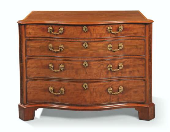 A GEORGE III MAHOGANY AND INDIAN ROSEWOOD-BANDED SERPENTINE DRESSING-COMMODE - Foto 1