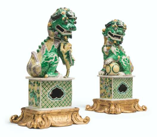 A PAIR OF CHINESE FAMILLE VERTE BISCUIT BUDDHIST LIONS - фото 1