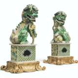 A PAIR OF CHINESE FAMILLE VERTE BISCUIT BUDDHIST LIONS - фото 1