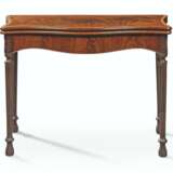 A GEORGE III MAHOGANY AND TULIPWOOD-CROSSBANDED CARD-TABLE - Foto 1