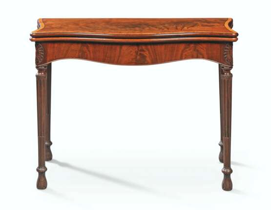 A GEORGE III MAHOGANY AND TULIPWOOD-CROSSBANDED CARD-TABLE - Foto 1
