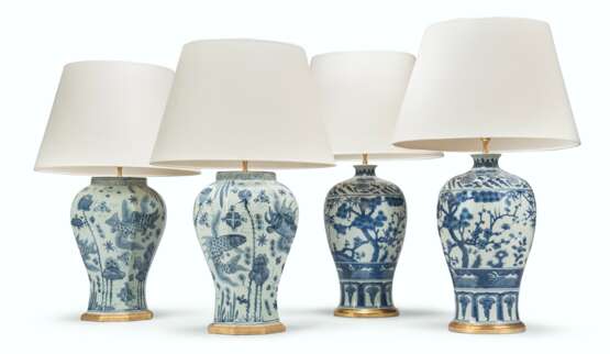 TWO PAIRS OF BLUE AND WHITE VASES MOUNTED AS LAMPS - Foto 1