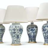 TWO PAIRS OF BLUE AND WHITE VASES MOUNTED AS LAMPS - Foto 1