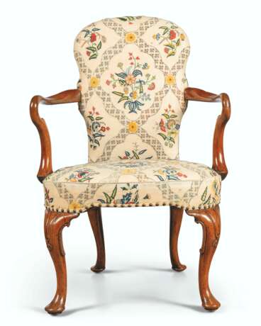 A GEORGE I WALNUT ARMCHAIR - фото 1