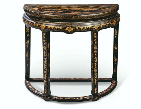 A CHINESE BLACK AND GILT-LACQUERED SIDE TABLE - фото 1
