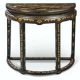 A CHINESE BLACK AND GILT-LACQUERED SIDE TABLE - фото 1