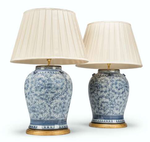 A PAIR OF CHINESE BLUE AND WHITE VASES MOUNTED AS LAMPS - Foto 1