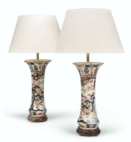 A PAIR OF JAPANESE IMARI TRUMPET VASES, MOUNTED AS LAMPS - фото 1