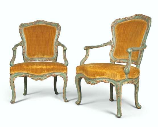 A PAIR OF NORTH ITALIAN BLUE AND WHITE-PAINTED ARMCHAIRS - фото 1