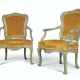 A PAIR OF NORTH ITALIAN BLUE AND WHITE-PAINTED ARMCHAIRS - Foto 1
