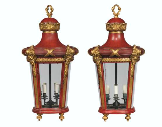 A PAIR OF FRENCH PARCEL-GILT AND RED-LACQUERED TOLE LANTERNS - Foto 1