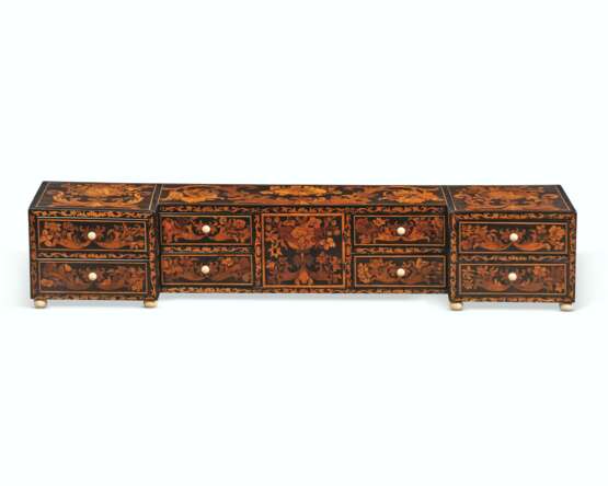 A LOUIS XIV EBONY AND FRUITWOOD MARQUETRY CARTONNIER - Foto 1