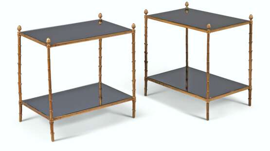 A PAIR OF FRENCH LACQUERED-BRASS AND SMOKED MIRROR TWO-TIER LOW TABLES - Foto 1