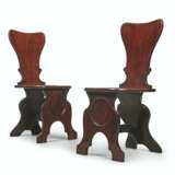 A PAIR OF GEORGE II MAHOGANY `SGABELLO` HALL CHAIRS - Foto 1