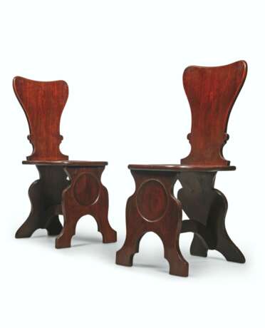 A PAIR OF GEORGE II MAHOGANY `SGABELLO` HALL CHAIRS - фото 1