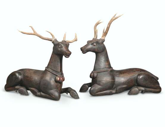 A PAIR OF SOUTH ASIAN STAINED JELATONG MODELS OF STAGS WITH BONE ANTLERS - Foto 1