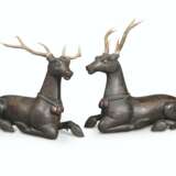 A PAIR OF SOUTH ASIAN STAINED JELATONG MODELS OF STAGS WITH BONE ANTLERS - Foto 1