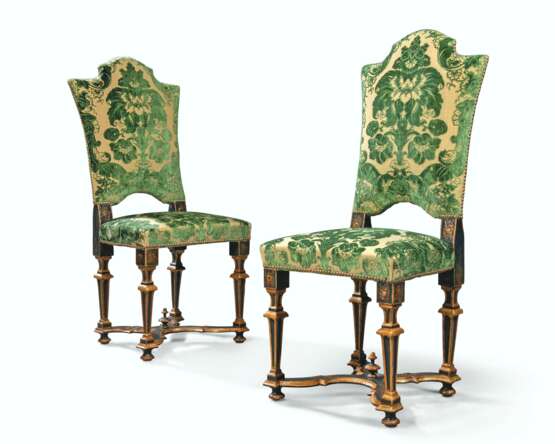 A PAIR OF NORTH ITALIAN BLUE AND GILT JAPANNED CHAIRS - Foto 1