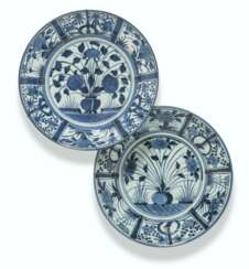 A MATCHED PAIR OF JAPANESE ARITA DISHES