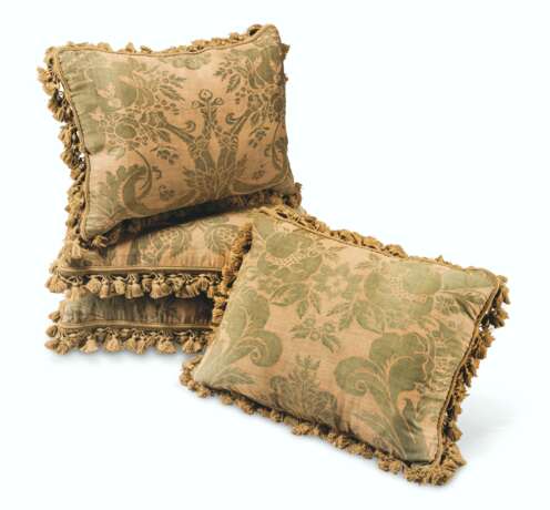 A SET OF FOUR GREEN & SILVERY GOLD OLIMPIA PRINT FORTUNY CUSHIONS - Foto 1