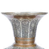 Monumentale Vase aus Metall. PERSIEN, 1. Hälfte 20. Jahrhundert. - Foto 3