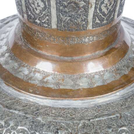 Monumentale Vase aus Metall. PERSIEN, 1. Hälfte 20. Jahrhundert. - Foto 4