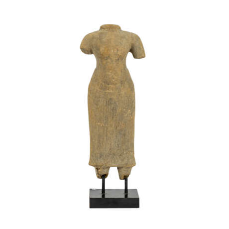Weiblicher Torso aus Sandstein. KHMER/BAPHUON, 11. Jahrhundert. - photo 2
