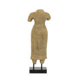 Weiblicher Torso aus Sandstein. KHMER/BAPHUON, 11. Jahrhundert. - фото 4