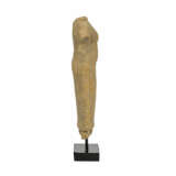 Weiblicher Torso aus Sandstein. KHMER/BAPHUON, 11. Jahrhundert. - фото 5