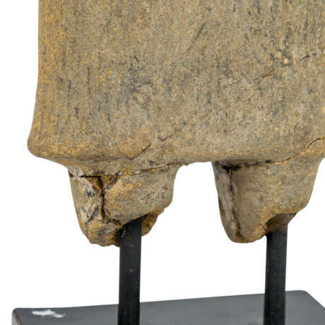 Weiblicher Torso aus Sandstein. KHMER/BAPHUON, 11. Jahrhundert. - photo 6