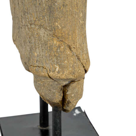 Weiblicher Torso aus Sandstein. KHMER/BAPHUON, 11. Jahrhundert. - photo 7