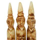 Gruppe von 3 stilisierten Mönchen aus Stein, TIBET. - фото 5