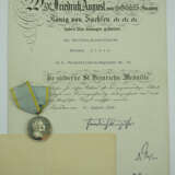 Sachsen: Militär-St. Heinrichs Orden, Silberne Medaille mit Urkunde für einen Sanitäts-Unteroffizier im 8. Feldartillerie-Regiment Nr. 78. - Foto 1