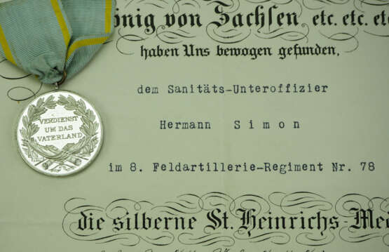 Sachsen: Militär-St. Heinrichs Orden, Silberne Medaille mit Urkunde für einen Sanitäts-Unteroffizier im 8. Feldartillerie-Regiment Nr. 78. - фото 2