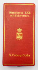 Sachsen-Coburg und Gotha: Herzoglich Sachsen-Ernestinischer Hausorden, 2. Modell (1864-1935), Ritterkreuz 1. Klasse mit Schwertern Etui.