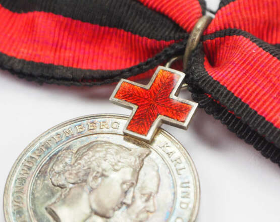 Württemberg: Karl-Olga-Medaille für Verdienste um das Rote Kreuz, in Silber, im Etui. - Foto 5